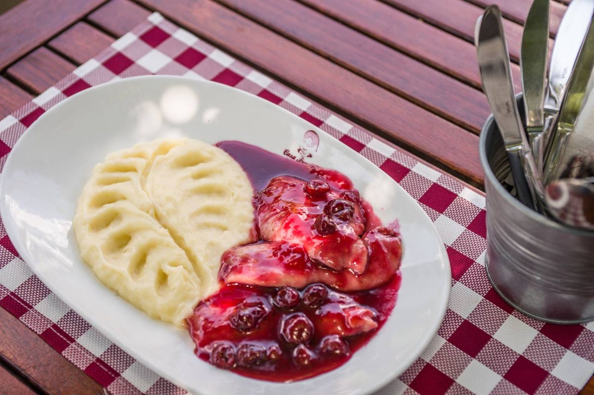 Piept de Pui cu Sos de Visine cu Piure de Cartofi